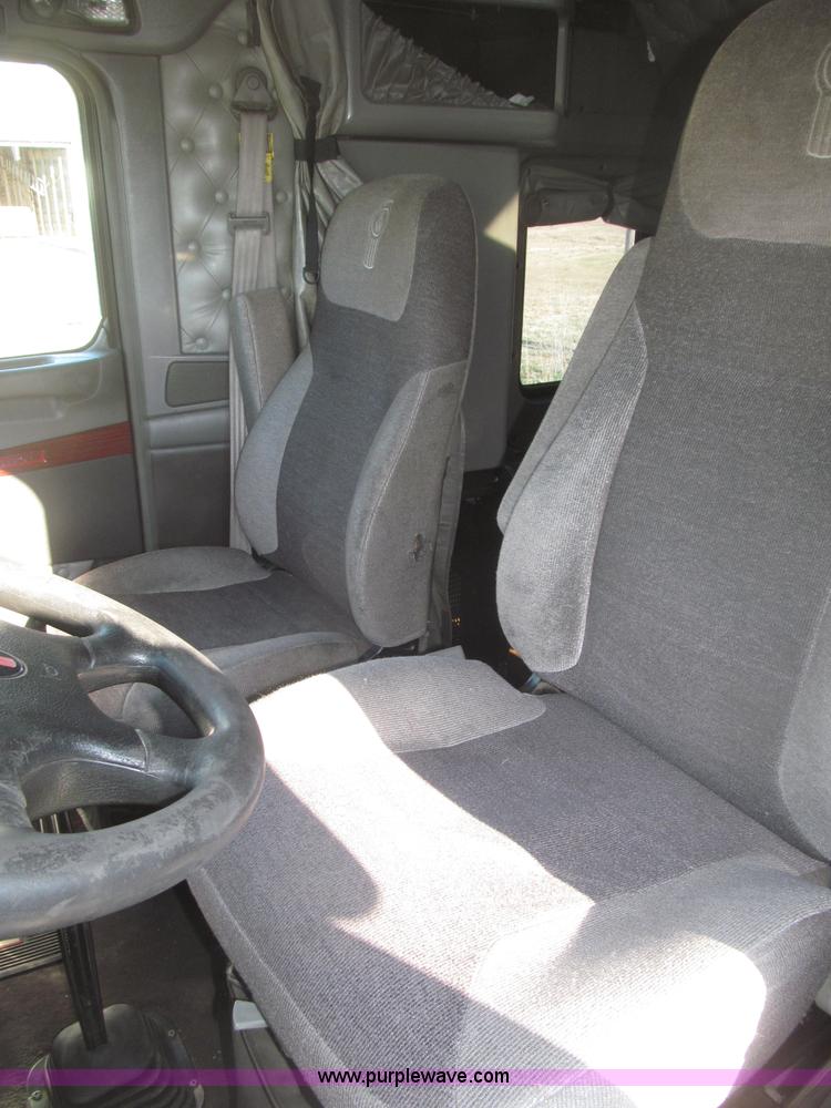 image for item B5436 2007 Kenworth T600B AeroCab semi truck