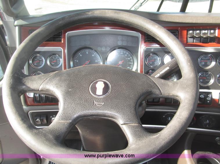 image for item B5436 2007 Kenworth T600B AeroCab semi truck