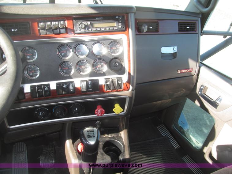 image for item B5436 2007 Kenworth T600B AeroCab semi truck