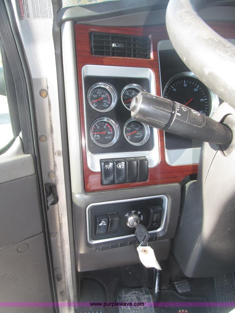 image for item B5436 2007 Kenworth T600B AeroCab semi truck