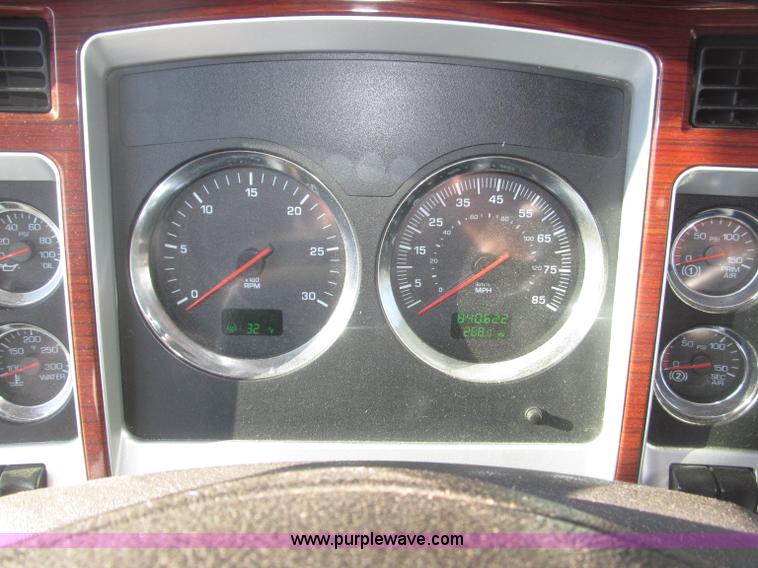 image for item B5436 2007 Kenworth T600B AeroCab semi truck