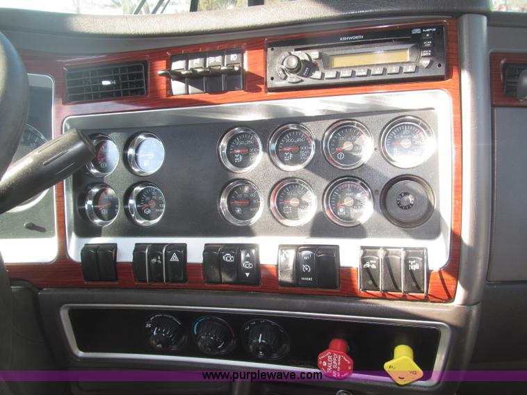 image for item B5436 2007 Kenworth T600B AeroCab semi truck