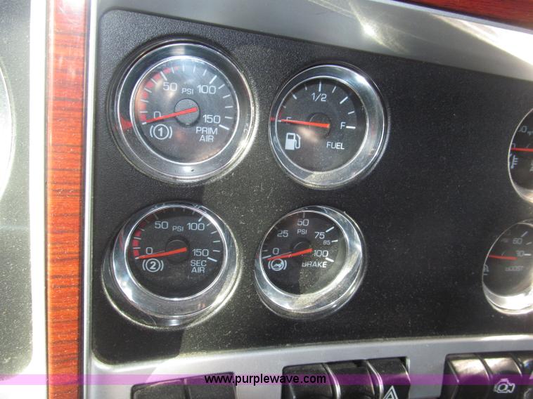 image for item B5436 2007 Kenworth T600B AeroCab semi truck