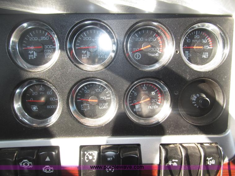 image for item B5436 2007 Kenworth T600B AeroCab semi truck