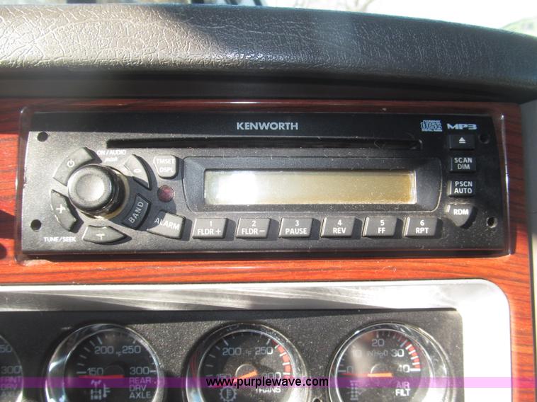 image for item B5436 2007 Kenworth T600B AeroCab semi truck