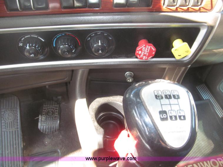 image for item B5436 2007 Kenworth T600B AeroCab semi truck