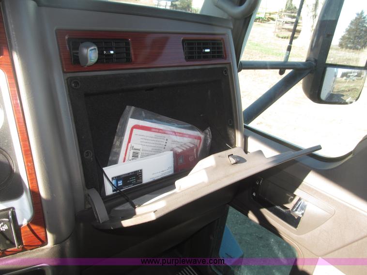 image for item B5436 2007 Kenworth T600B AeroCab semi truck