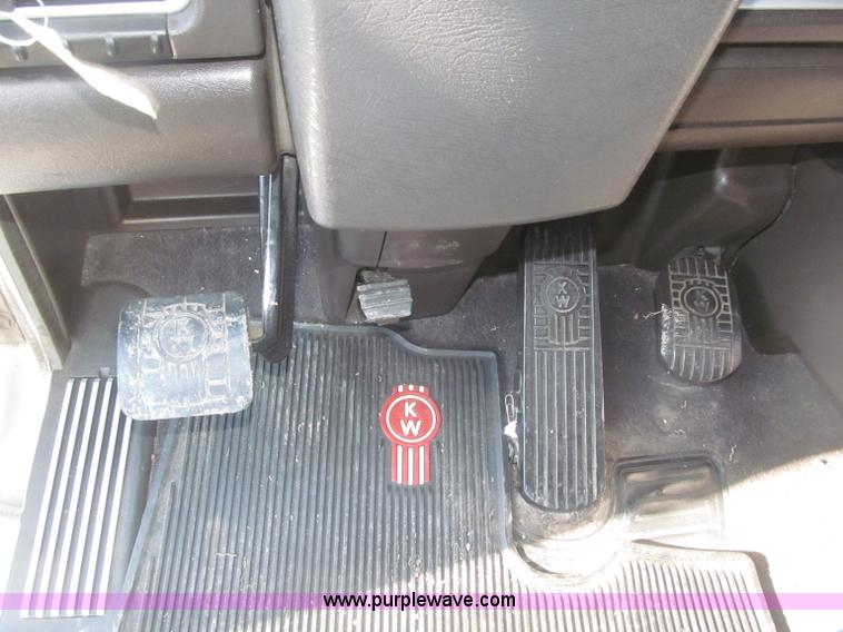 image for item B5436 2007 Kenworth T600B AeroCab semi truck