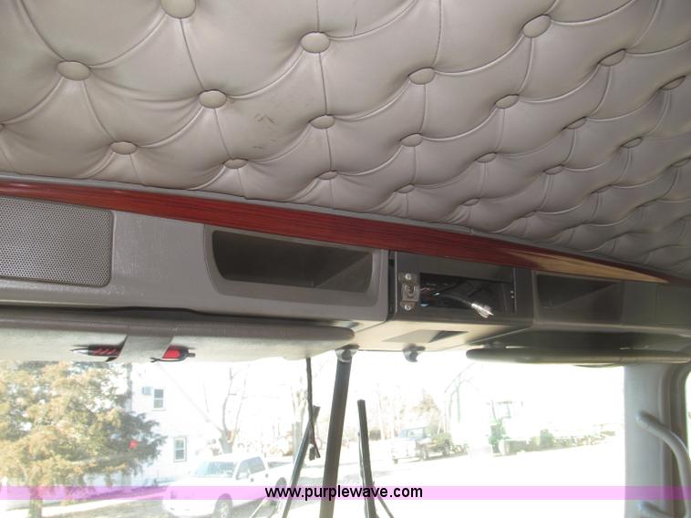 image for item B5436 2007 Kenworth T600B AeroCab semi truck