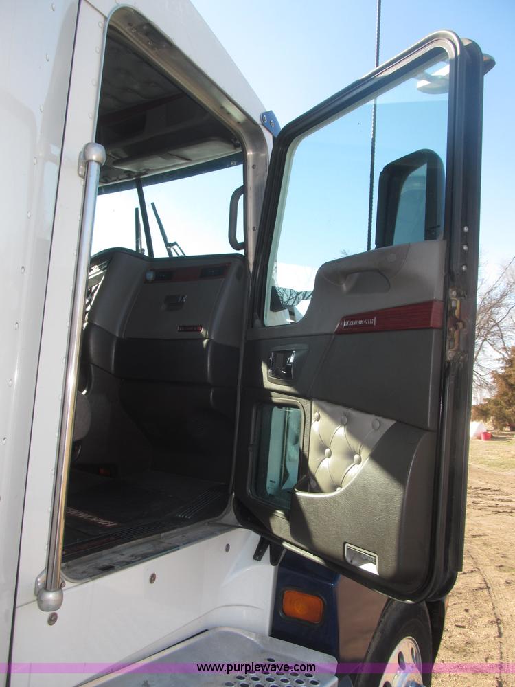 image for item B5436 2007 Kenworth T600B AeroCab semi truck