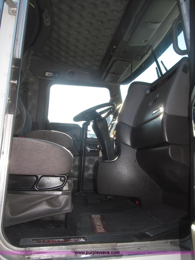 image for item B5436 2007 Kenworth T600B AeroCab semi truck