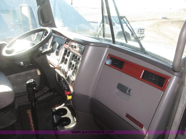 image for item B5436 2007 Kenworth T600B AeroCab semi truck