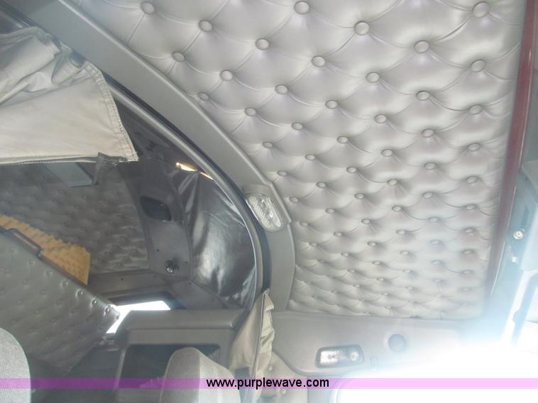 image for item B5436 2007 Kenworth T600B AeroCab semi truck