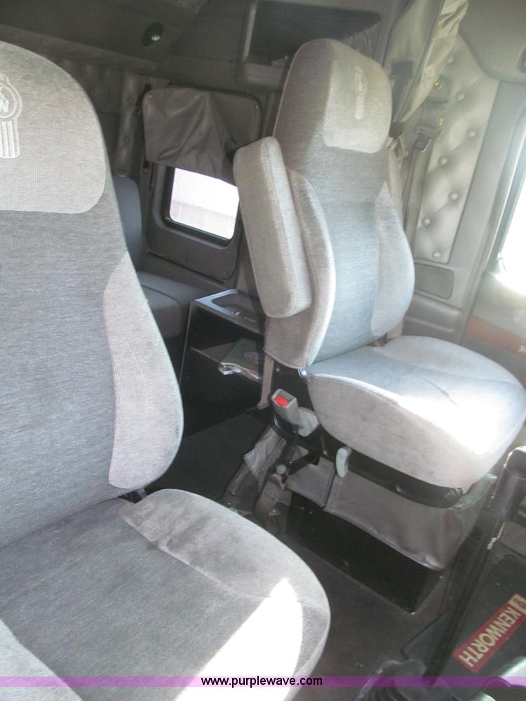 image for item B5436 2007 Kenworth T600B AeroCab semi truck