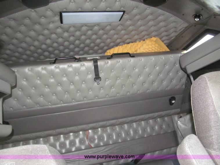 image for item B5436 2007 Kenworth T600B AeroCab semi truck