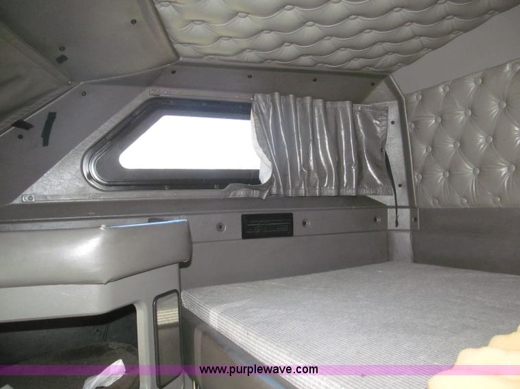 image for item B5436 2007 Kenworth T600B AeroCab semi truck