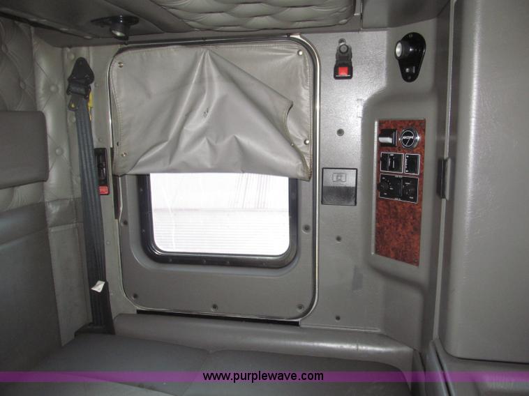 image for item B5436 2007 Kenworth T600B AeroCab semi truck