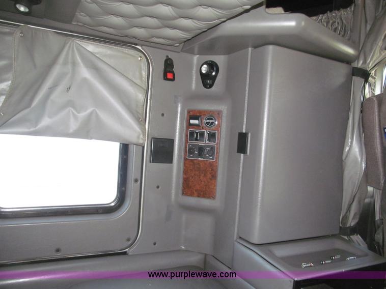 image for item B5436 2007 Kenworth T600B AeroCab semi truck