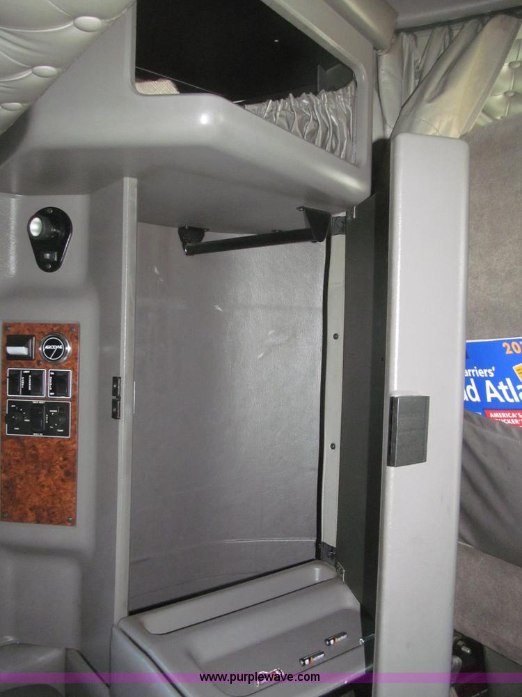 image for item B5436 2007 Kenworth T600B AeroCab semi truck