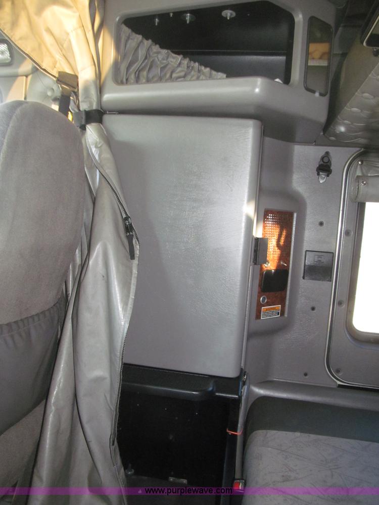 image for item B5436 2007 Kenworth T600B AeroCab semi truck