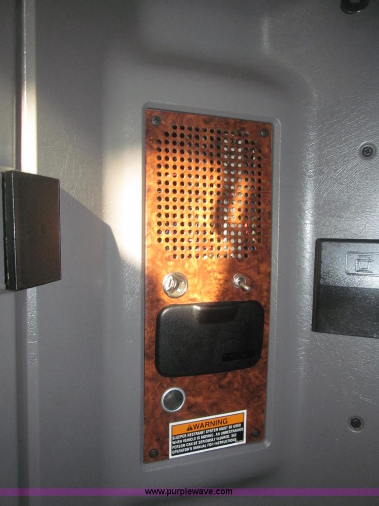 image for item B5436 2007 Kenworth T600B AeroCab semi truck