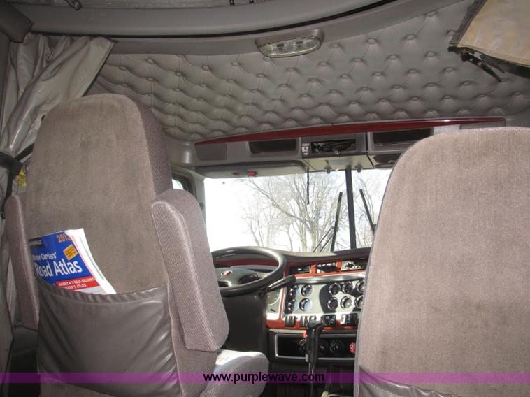 image for item B5436 2007 Kenworth T600B AeroCab semi truck