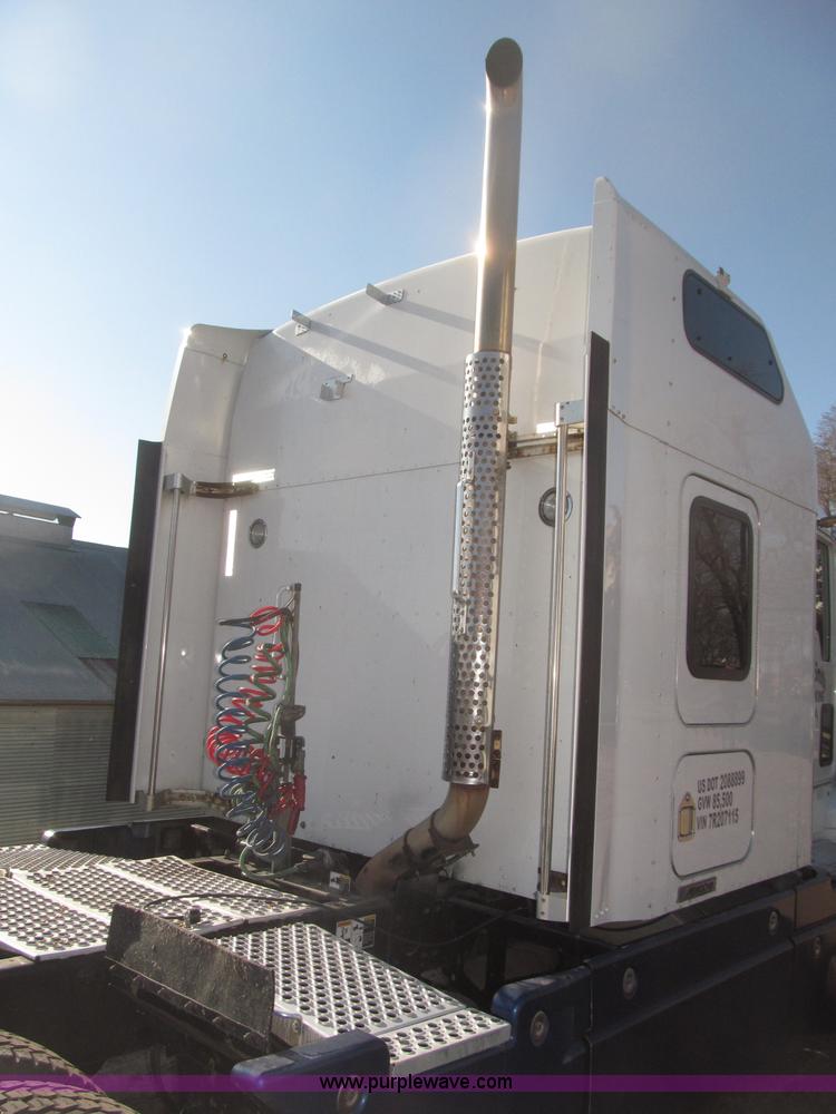 image for item B5436 2007 Kenworth T600B AeroCab semi truck