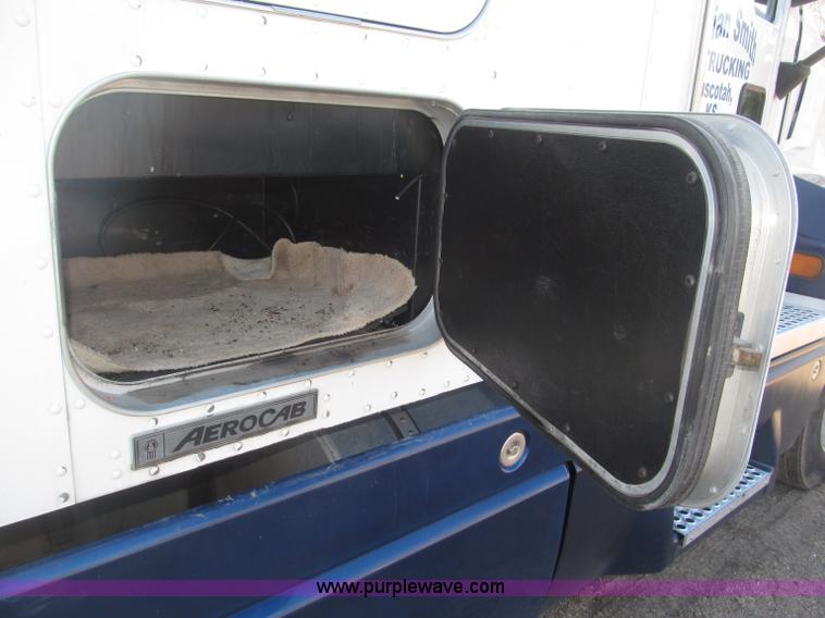 image for item B5436 2007 Kenworth T600B AeroCab semi truck