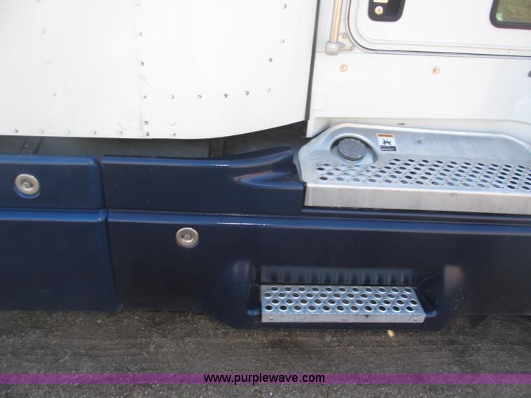 image for item B5436 2007 Kenworth T600B AeroCab semi truck
