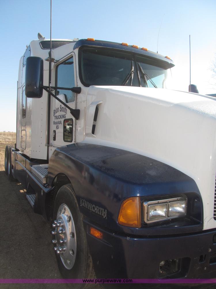 image for item B5436 2007 Kenworth T600B AeroCab semi truck