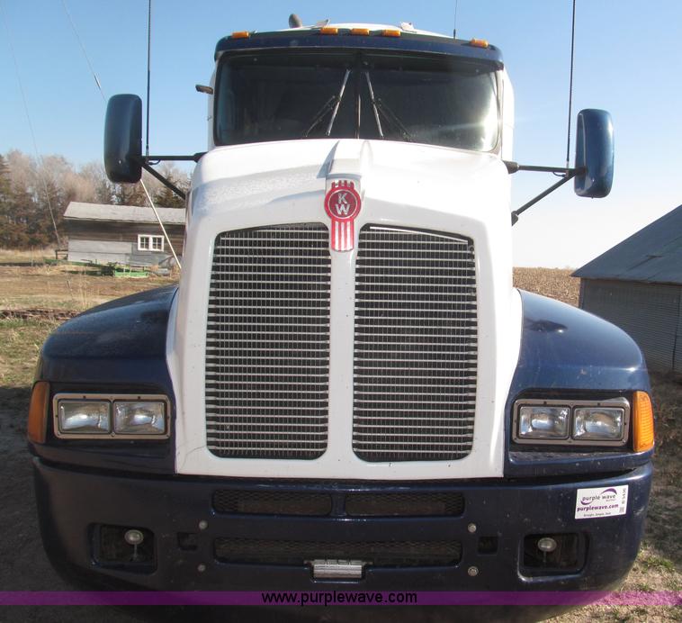 image for item B5436 2007 Kenworth T600B AeroCab semi truck