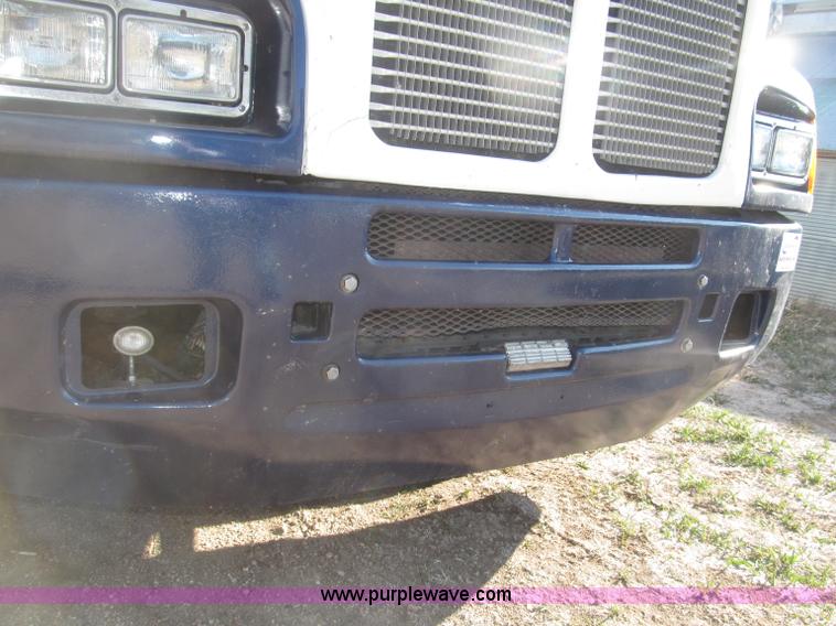 image for item B5436 2007 Kenworth T600B AeroCab semi truck