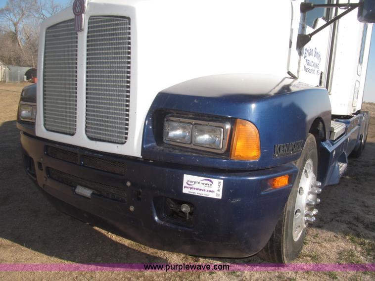 image for item B5436 2007 Kenworth T600B AeroCab semi truck