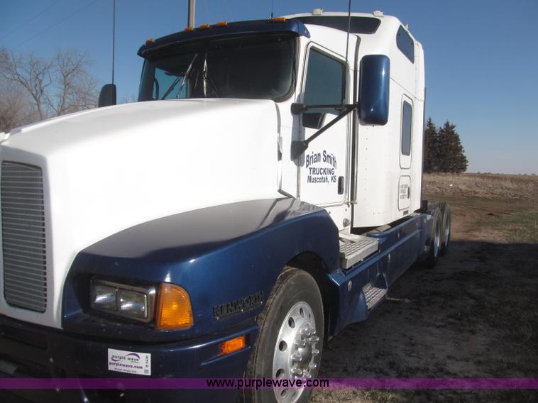 image for item B5436 2007 Kenworth T600B AeroCab semi truck