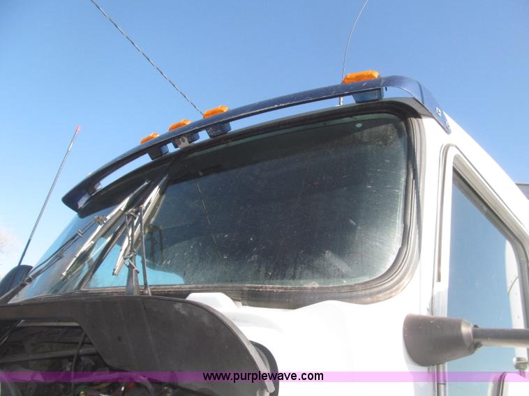 image for item B5436 2007 Kenworth T600B AeroCab semi truck