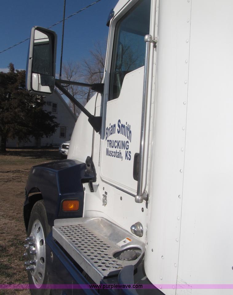 image for item B5436 2007 Kenworth T600B AeroCab semi truck