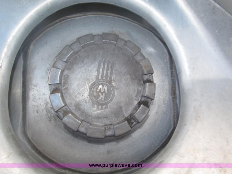 image for item B5436 2007 Kenworth T600B AeroCab semi truck