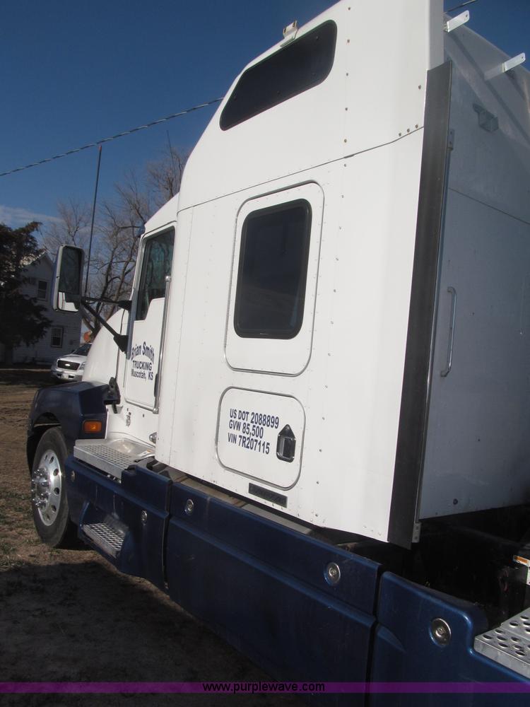 image for item B5436 2007 Kenworth T600B AeroCab semi truck