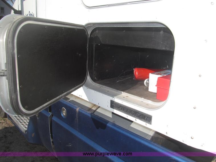 image for item B5436 2007 Kenworth T600B AeroCab semi truck