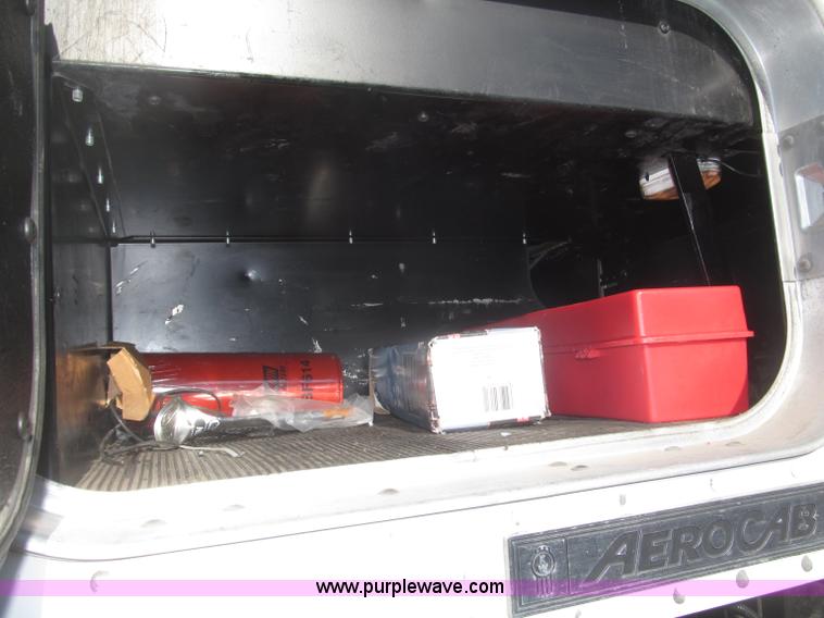 image for item B5436 2007 Kenworth T600B AeroCab semi truck