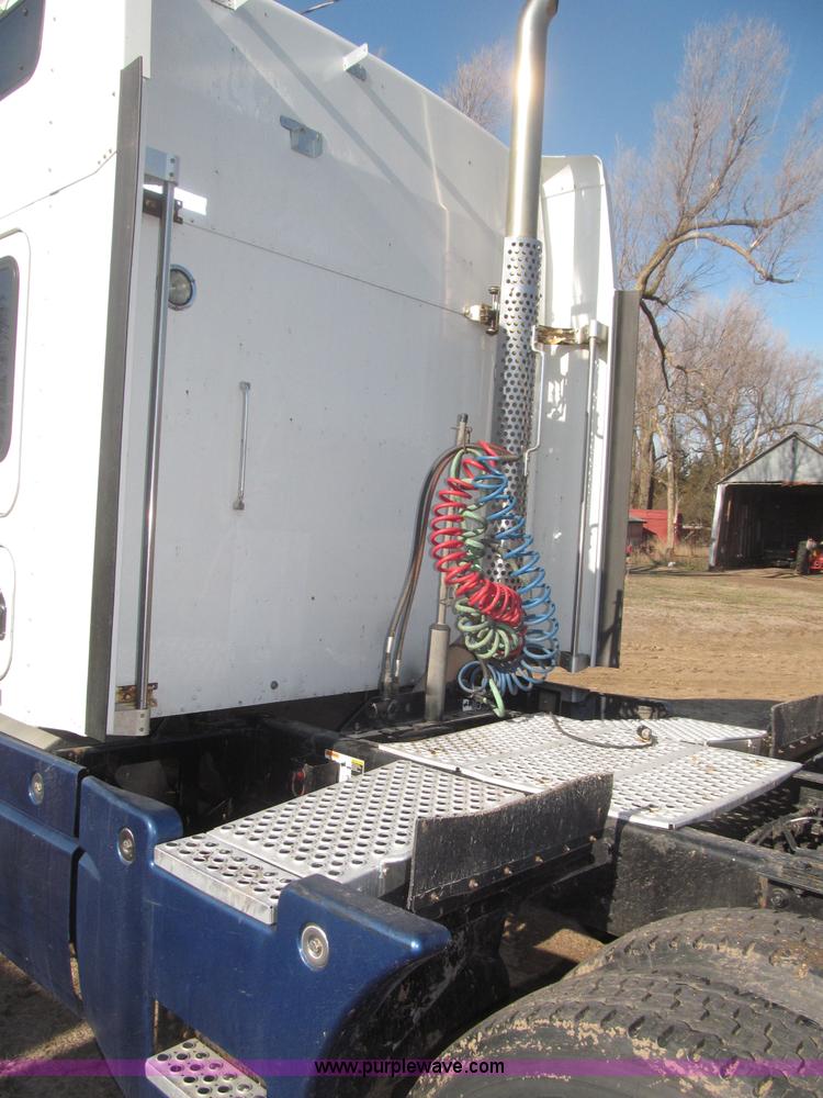 image for item B5436 2007 Kenworth T600B AeroCab semi truck