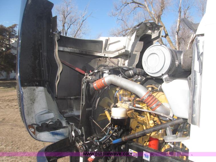 image for item B5436 2007 Kenworth T600B AeroCab semi truck