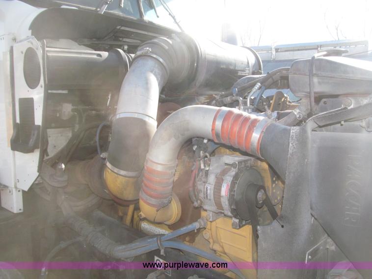 image for item B5436 2007 Kenworth T600B AeroCab semi truck