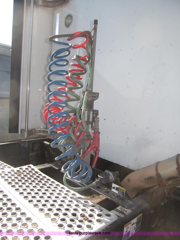 image for item B5436 2007 Kenworth T600B AeroCab semi truck