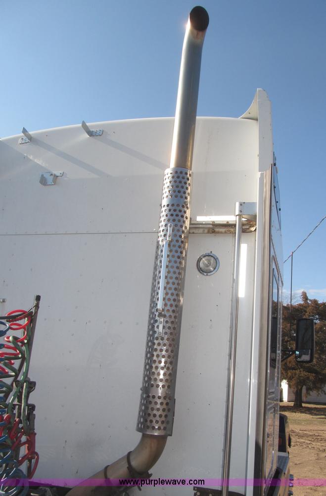 image for item B5436 2007 Kenworth T600B AeroCab semi truck