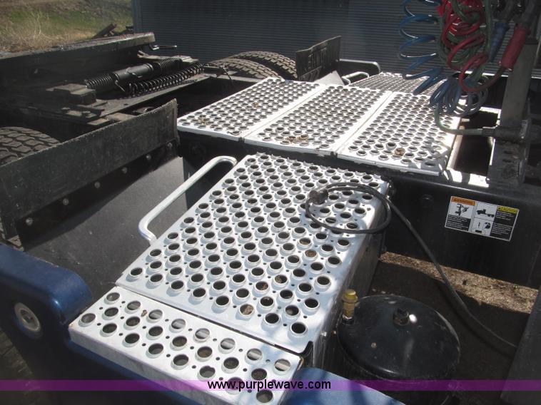 image for item B5436 2007 Kenworth T600B AeroCab semi truck