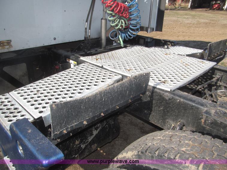 image for item B5436 2007 Kenworth T600B AeroCab semi truck