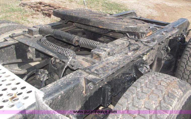 image for item B5436 2007 Kenworth T600B AeroCab semi truck