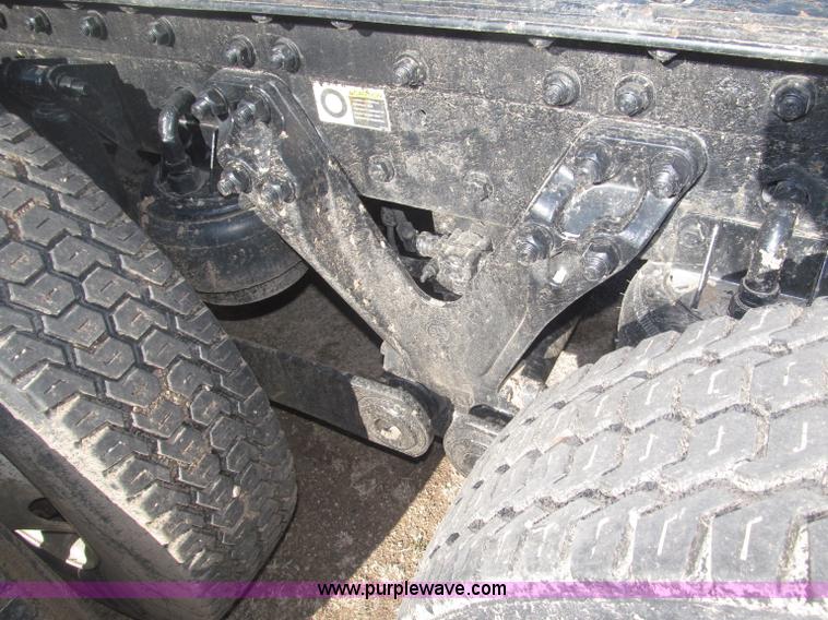 image for item B5436 2007 Kenworth T600B AeroCab semi truck