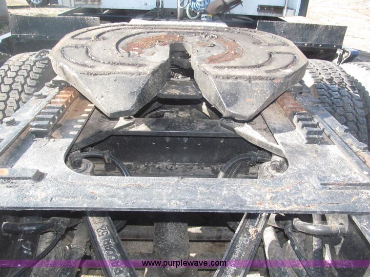 image for item B5436 2007 Kenworth T600B AeroCab semi truck